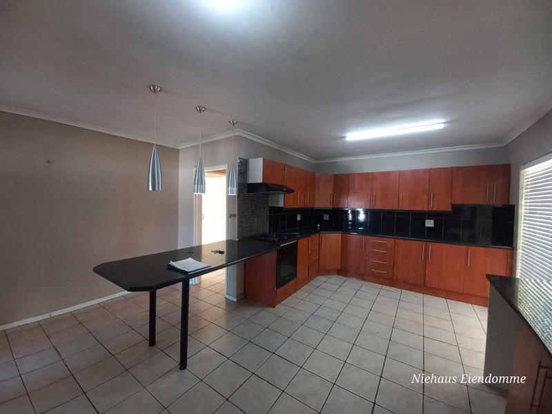 To Let 4 Bedroom Property for Rent in Gustrouw Western Cape